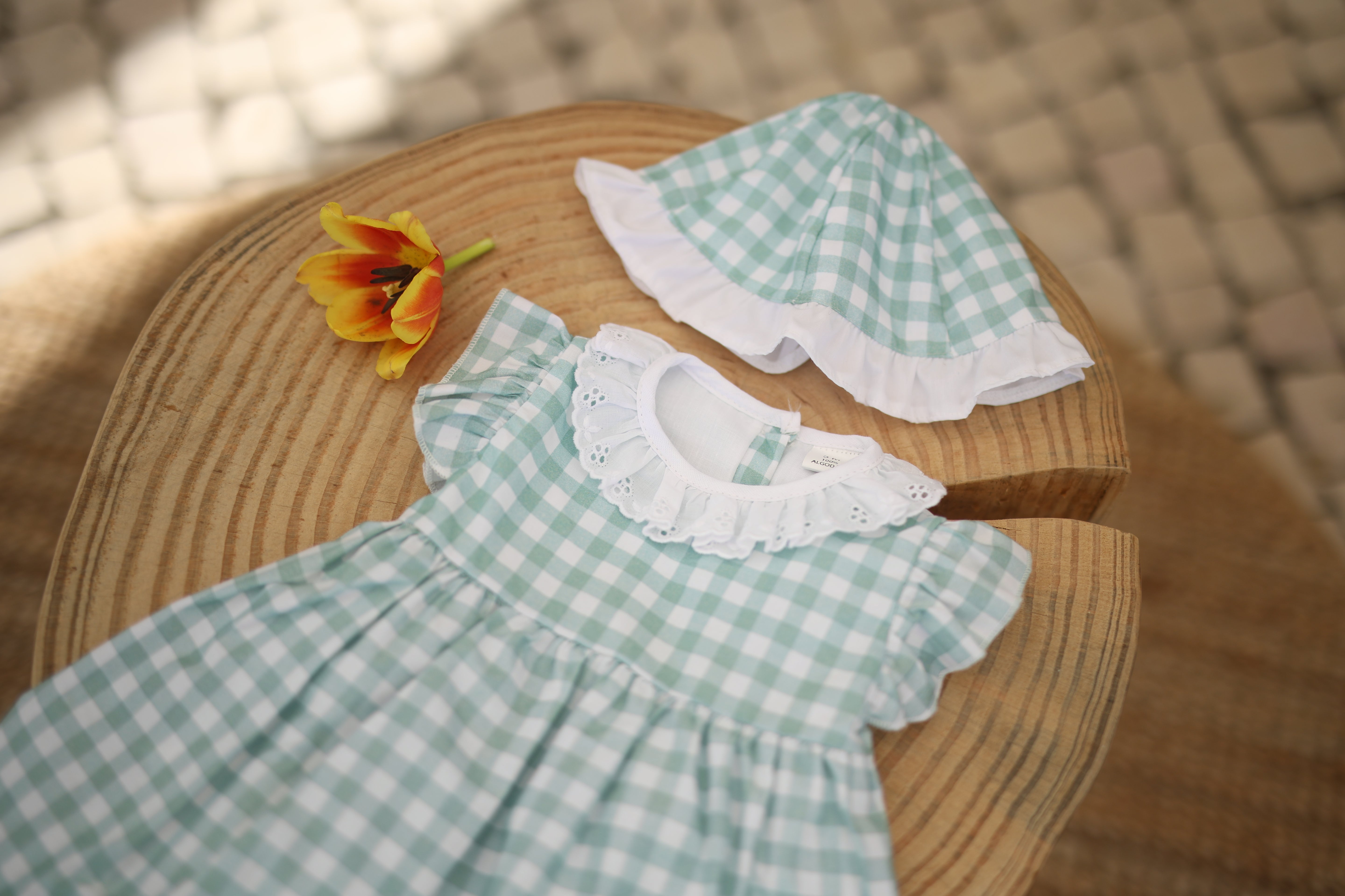 Vestido vichy com chapéu