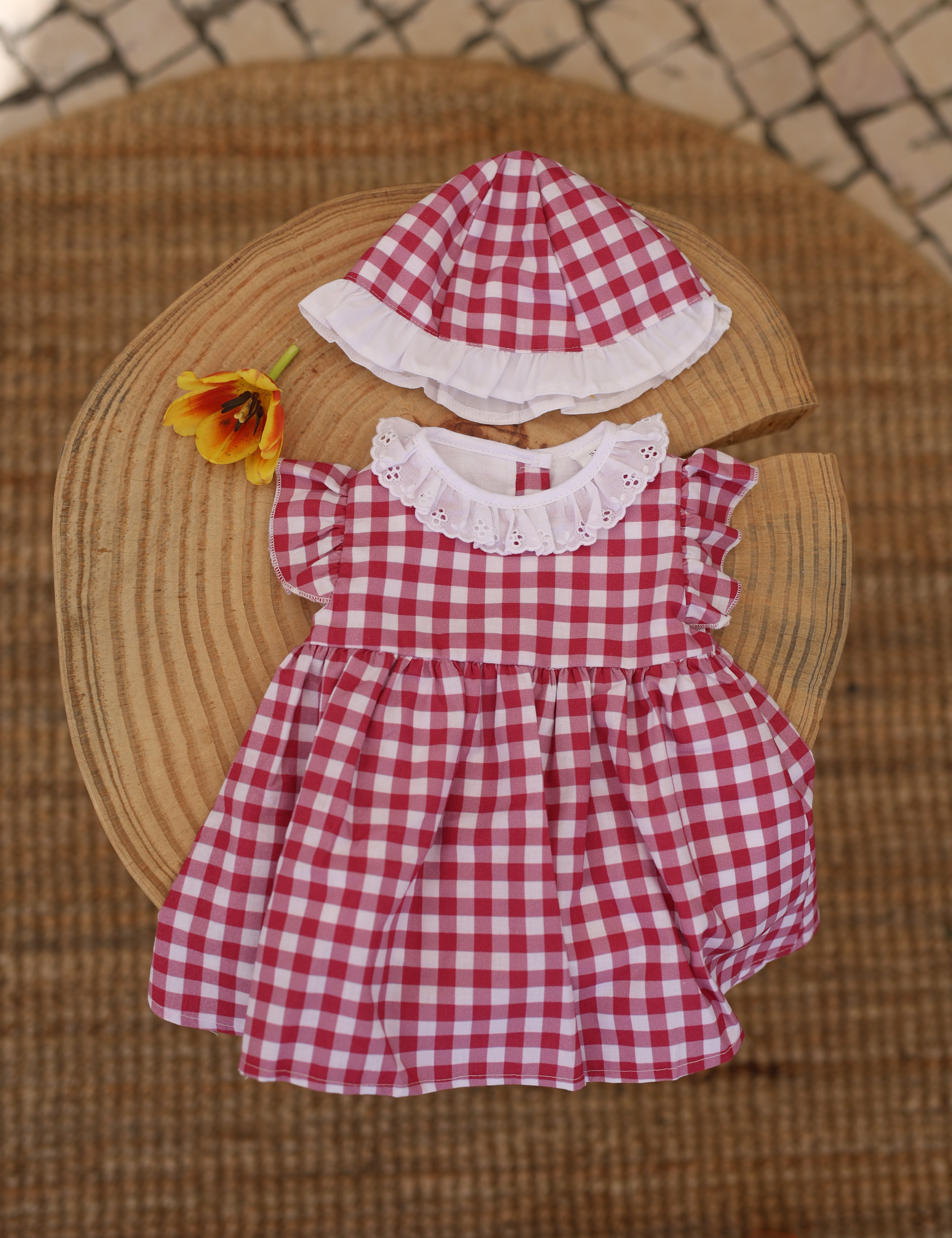 Vestido vichy com chapéu